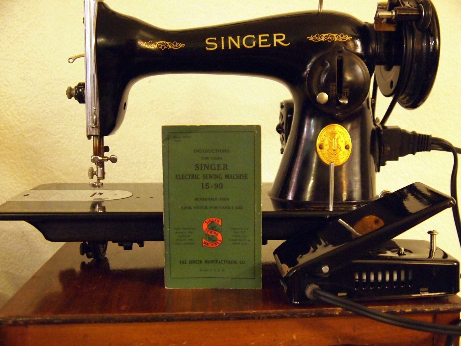 Singer 15-90 Sewing Machine - 1948
