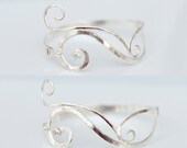 Hammered silver bracelet with rainbow topaz