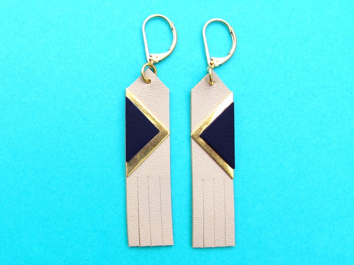 Sinki earrings beige, vintage style in leather, fringes and triangles