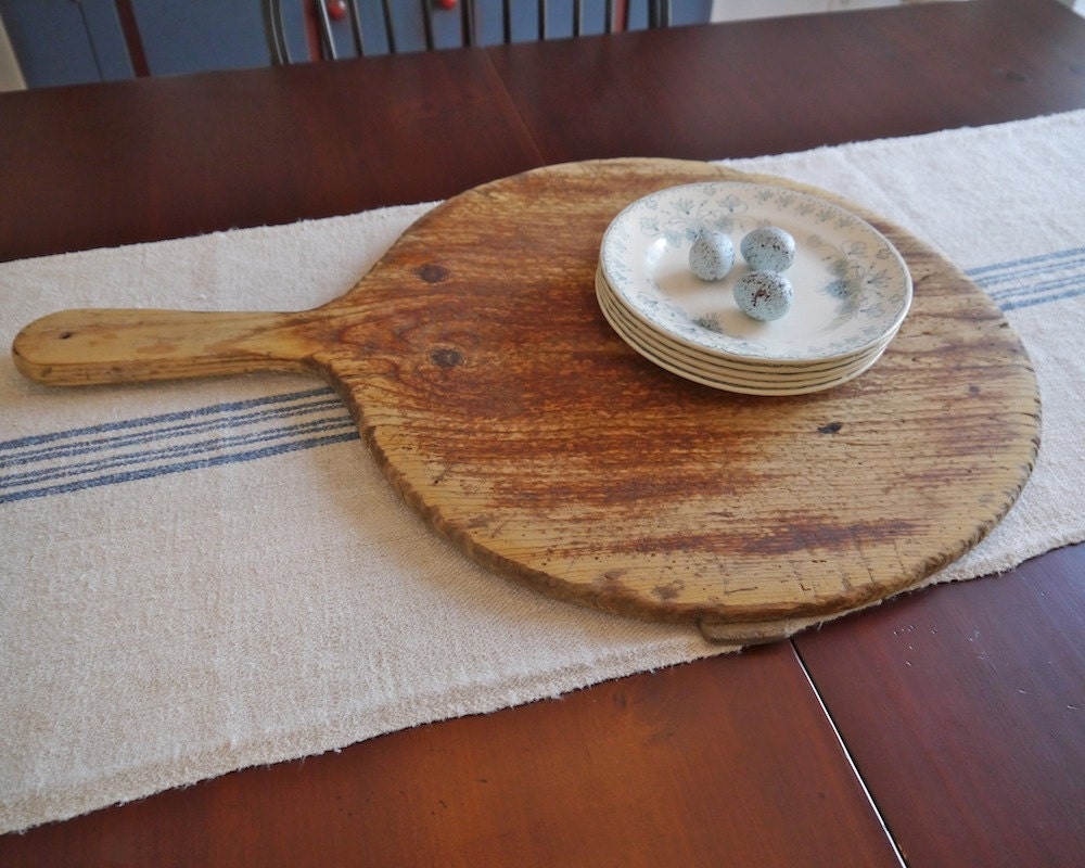 European Round Wooden Breadboard with Handle