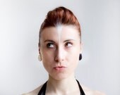 Stud organic earing in black/white
