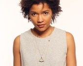 Necklace triangle in brass gilded in the blue fine gold, black pearl in onyx, pearls of loose stones electric blue or white