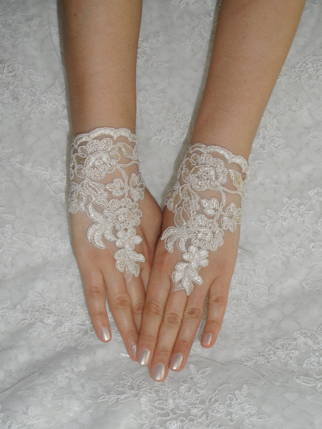 Wedding Gloves,  lace gloves, Fingerless Gloves, Gold lace gloves , Off the cuffs, cuff wedding bride, bridal gloves, french lace