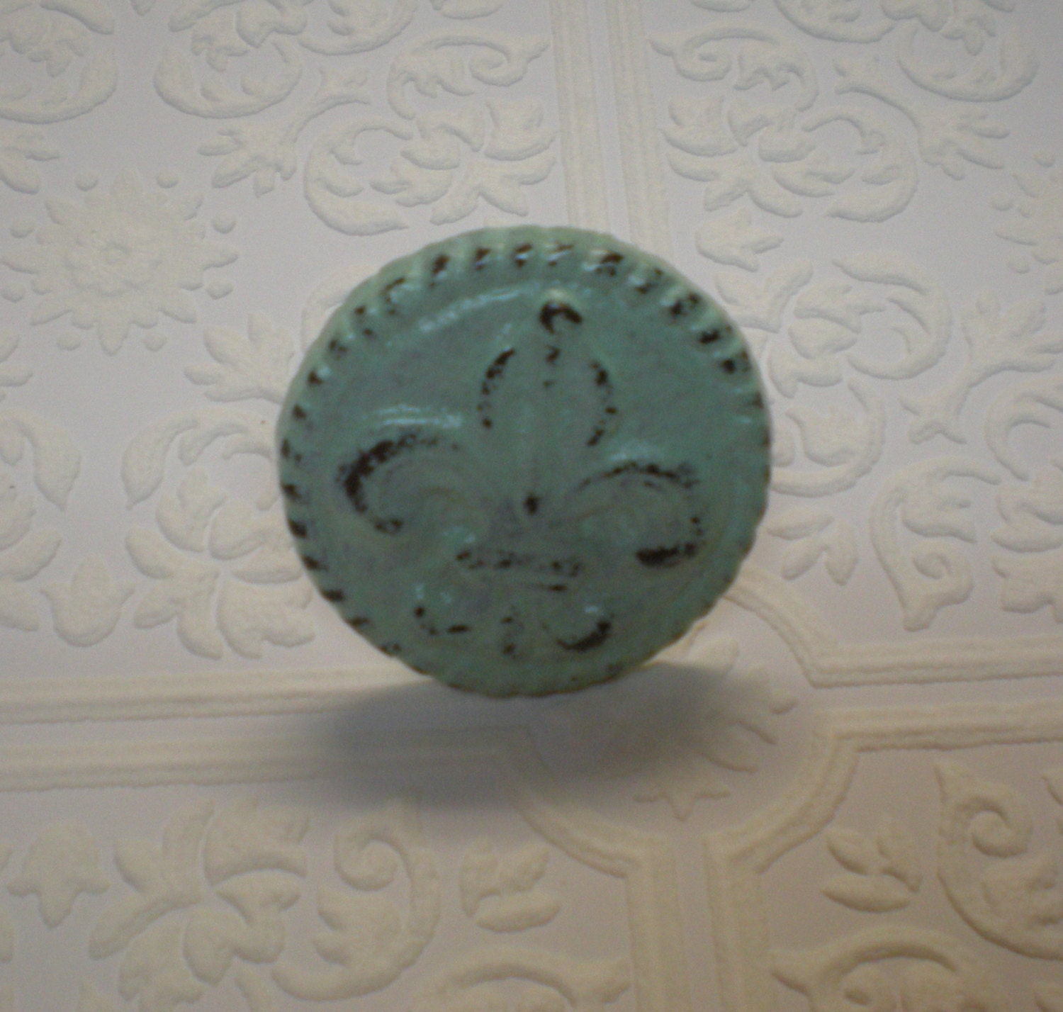 Seafoam Green/Vintage Dresser Knobs / Drawer Pulls/Drawer Knobs/Cottage Chic/Antique/Distressed /Cabinet Pulls/Drawer Knobs/Fleu de lis