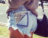High waisted shorts with half studded pocket