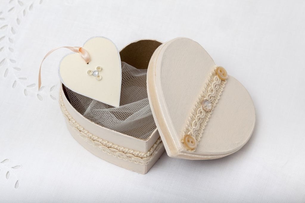 Small heart shaped vintage style gift / favor box