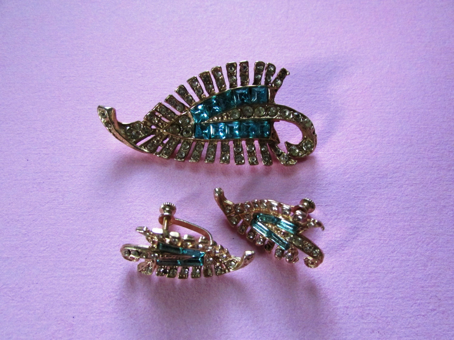 1940s blue art deco leaf brooch and earring set / vintage 40s teal rhinestone feather jewelry set / Or Plumes De Paon
