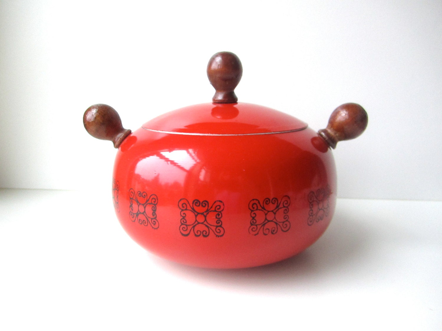 Mod Bright Red Orb Shaped Fondue Pot