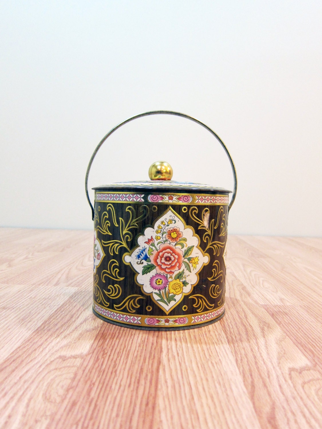 Retro biscuit tin with handle