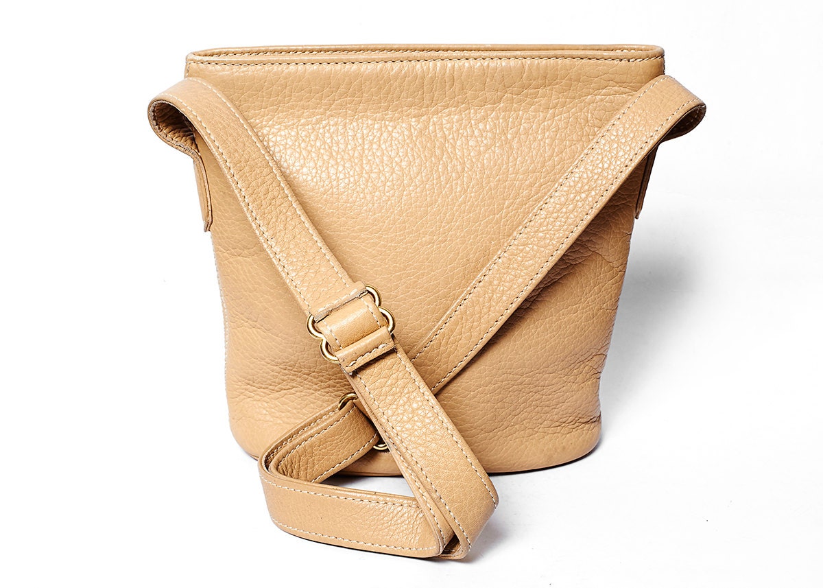 x / / / Coach Tan Leather Purse / / / x