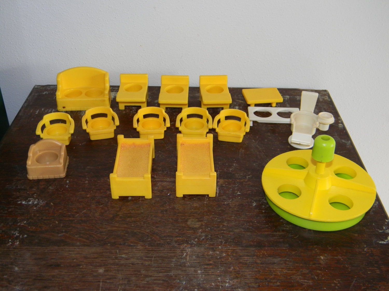 Lot Of 16 Pieces Of Fisher Price Little People Furniture