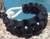Handtied Para cord Survival Bracelet made White and Black Unique Gift Dad Sports Fan Brother Father's Day Fishing Camping Hunting Climbing