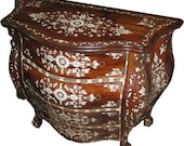 Inlaid chest of drawers with mother of pearl.
