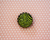 Light green zebra brooch-cameo