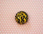 Yellow leopard brooch-cameo