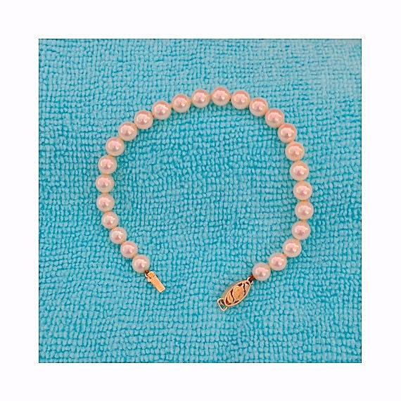 Saltwater Pearl Bracelet with Handcrafted 14kt gold Clasp,  Circa 1974