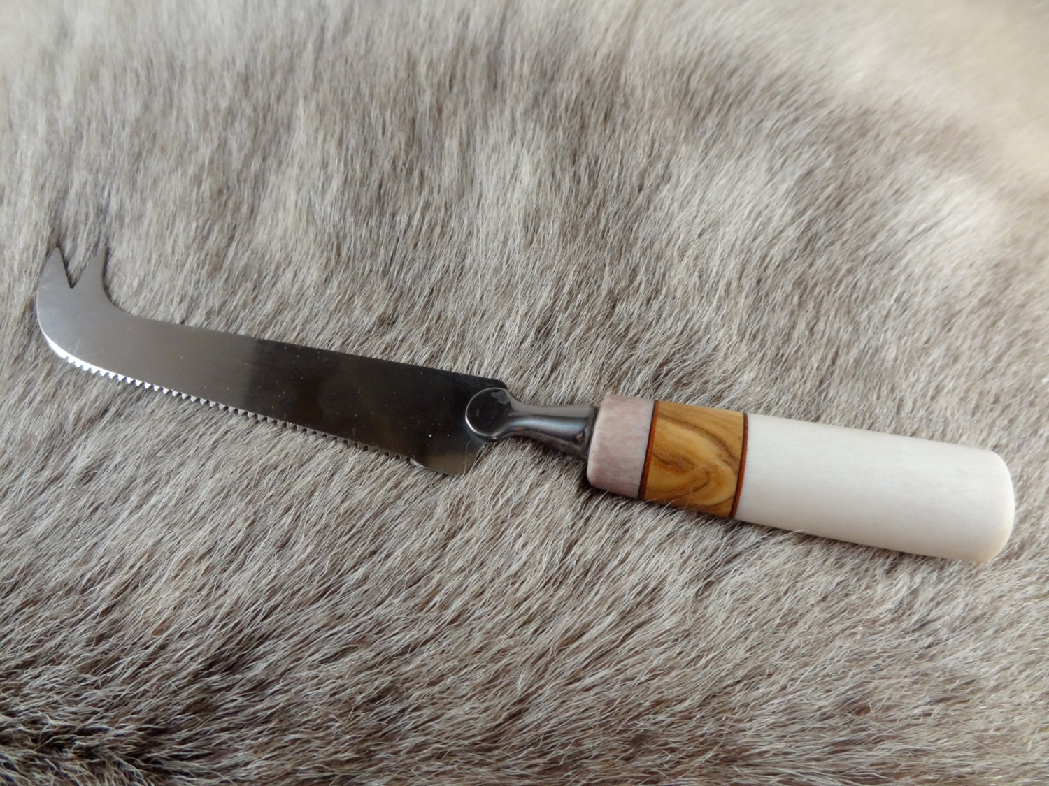 Cheese knife with a handmade reindeer antler and olive wood handle. presented in a gift box.