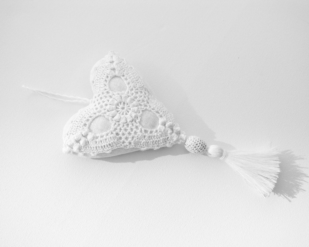 Linen lavender sachet/ hanging decoration heart in handmade crochet-white/ivory color- wedding favor