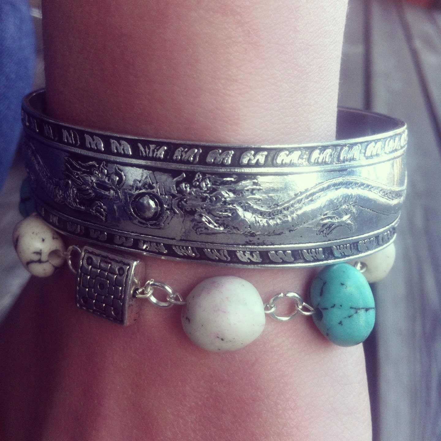 Handmade bracelet made of turquoise and white howlite stones
