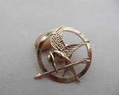HOT-Wholesale Hunger games brooch,antique gold color mockingjay logo brooch, with a safety pin at the back side