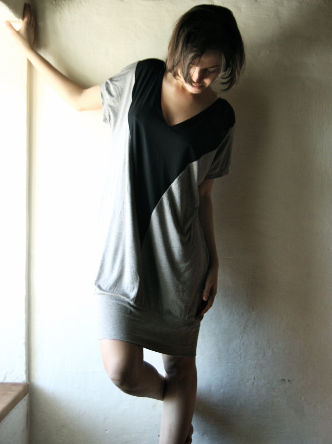 Oversize Tunic dress in grey and black jersey- geometric tunic tshit with v neck and short sleeves  - plus size