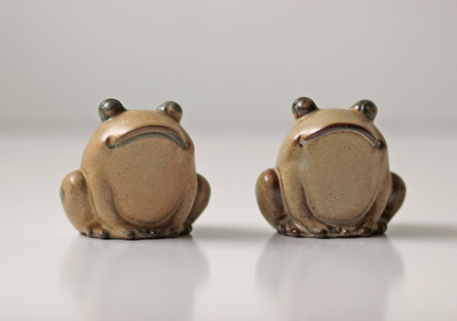 set of brown frogs salt and pepper shakers animal figures Japan