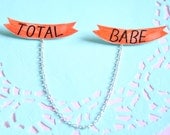 Total Babe Sweater Brooch Set w/ Chain