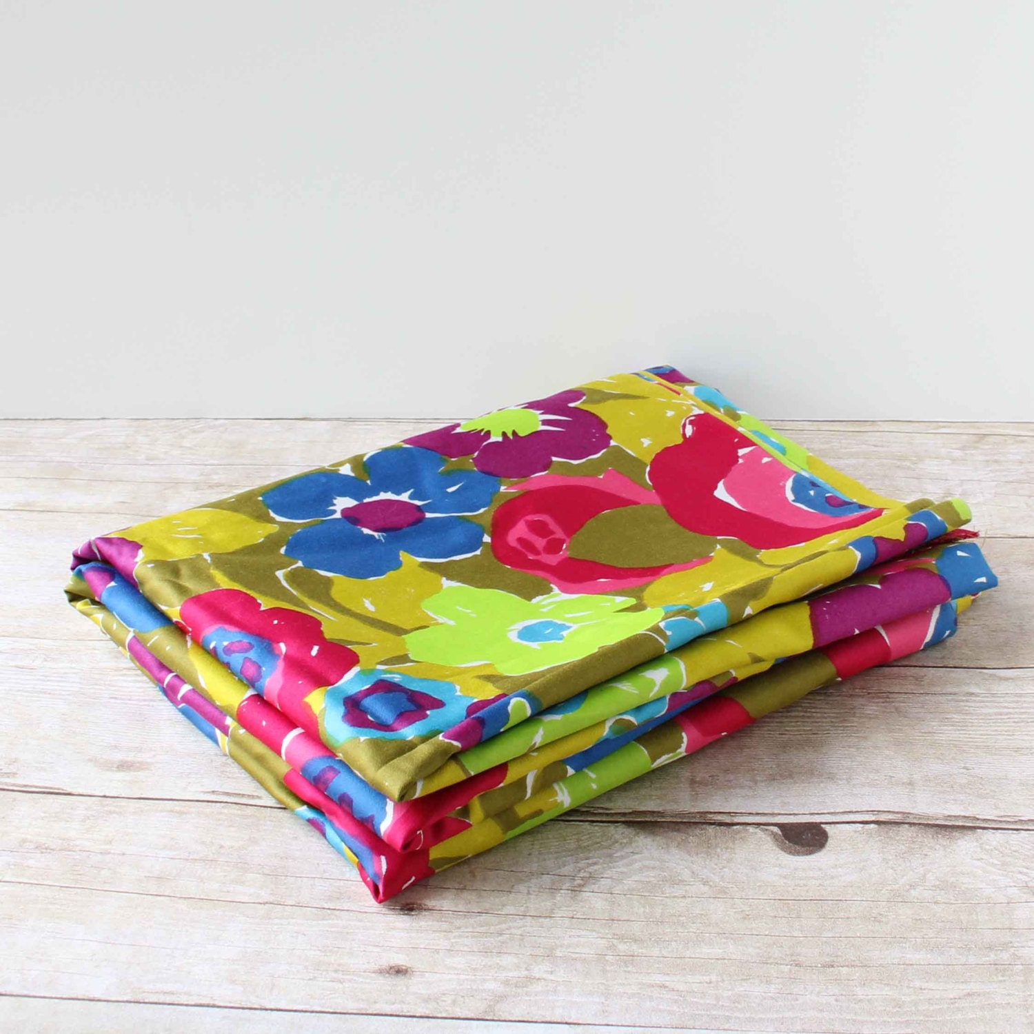 SALE (was 45.00) Vintage Von Hamm Young VHY Hawaiian Floral Fabric 4 yards / Bright Flowers / Dress Yardage