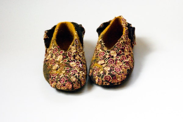 Women house shoes - felted wool slippers of  wool and recycled fabric, eco friendly