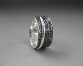 Swirly Patterned Silver Spinner Ring