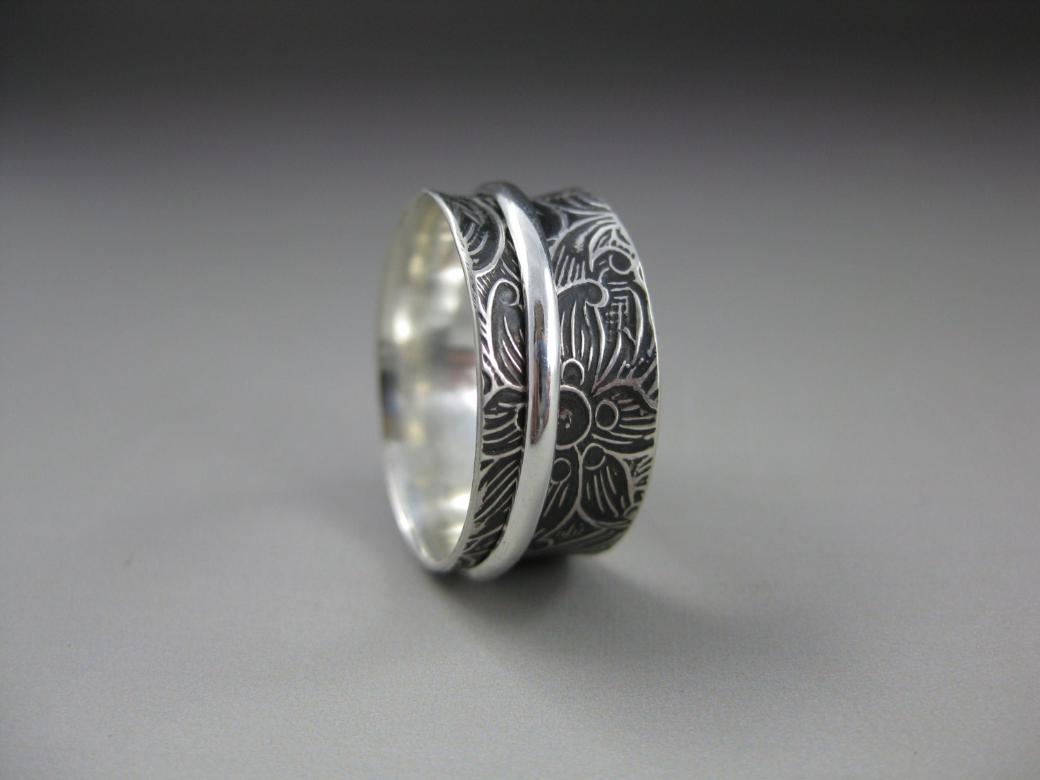 Swirly Patterned Silver Spinner Ring