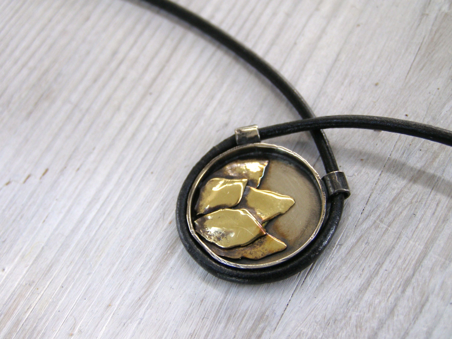 Round floral pendant with abstract sunflower.