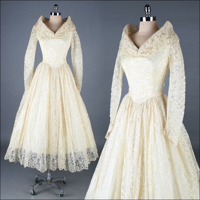 Vintage 1950s Dress . Ivory Lace . Sequins . Dramatic Collar . 3215