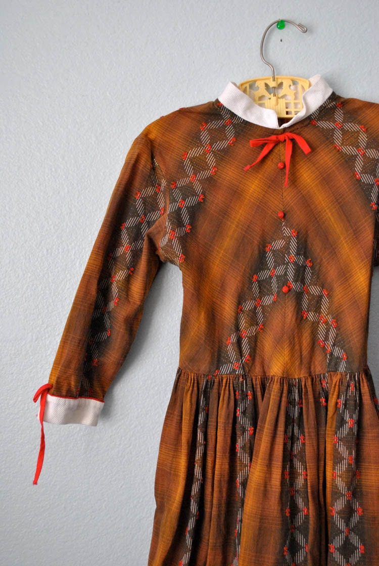 vintage girl 1950s brown dress