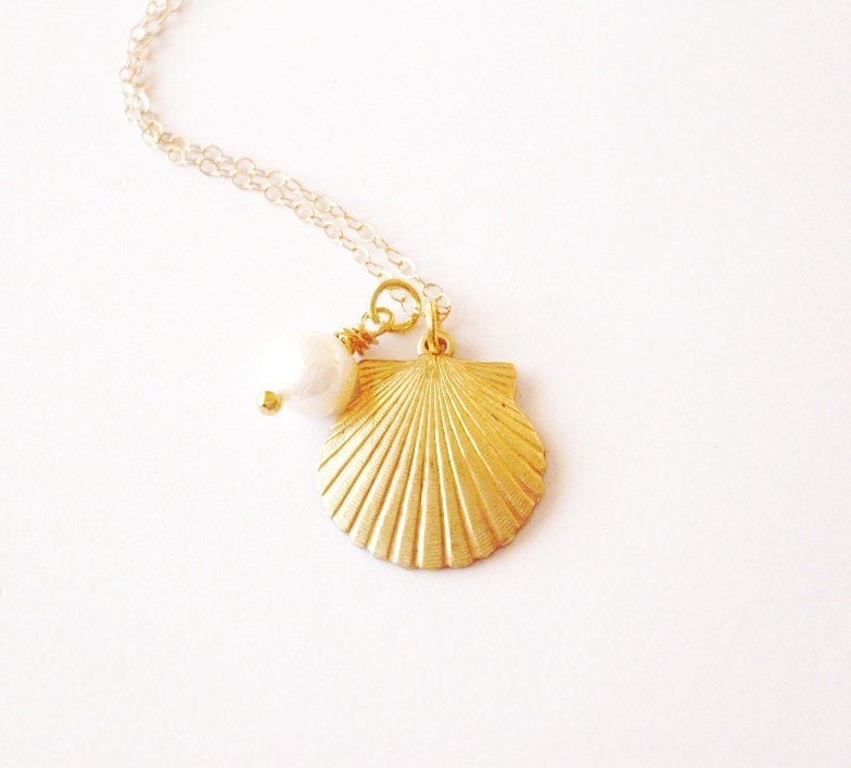Gold Shell Pearl Necklace - Beach Bridal Pearl Necklace - Beach Wedding Necklace - Mermaid Charm Necklace - Seashell White Pearl Necklace