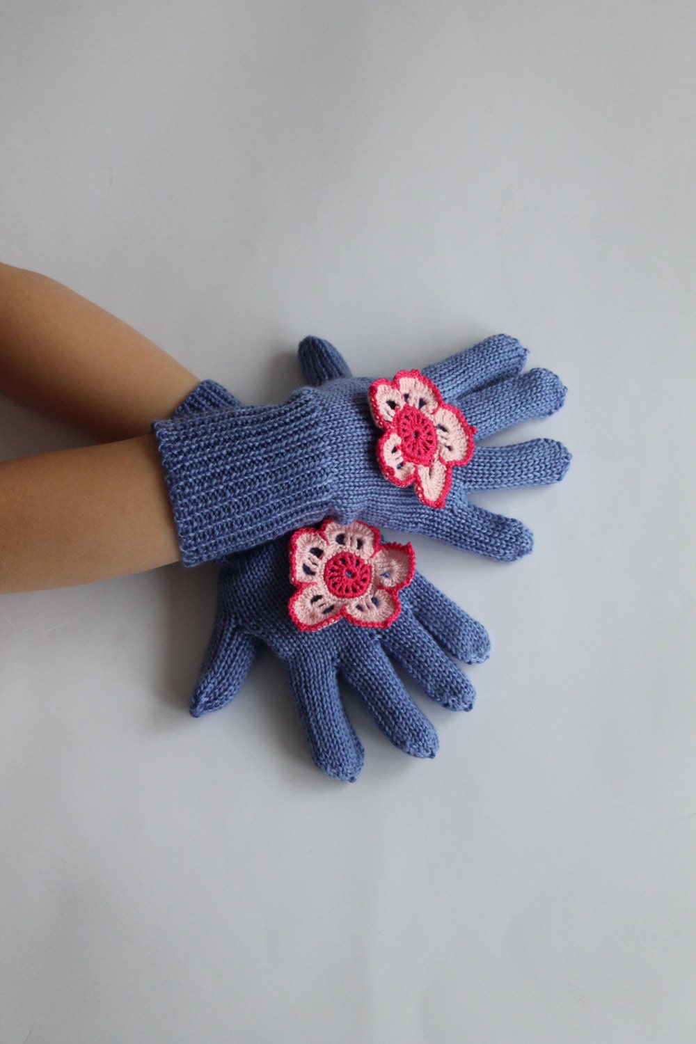 Toddler girls knitted gloves in lilac with pink crocheted flower