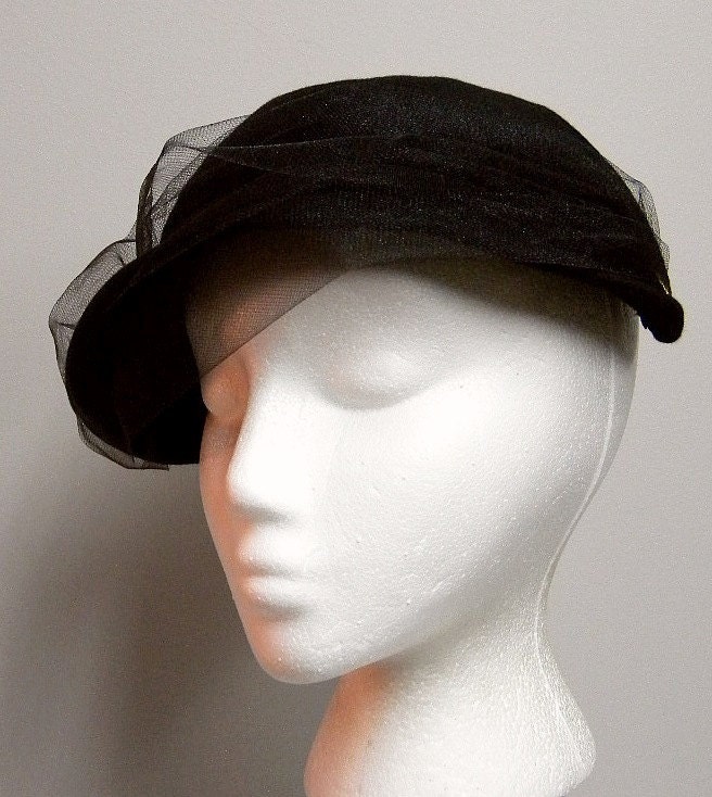 1940s Vintage Ladies Felt Wool Hat With Ornament & Veil