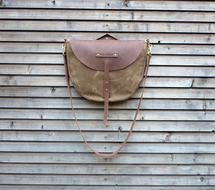 Waxed canvas messenger bag / Hunting bag / IPad bag with waxed brown leather flap,COLLECTION UNISEX