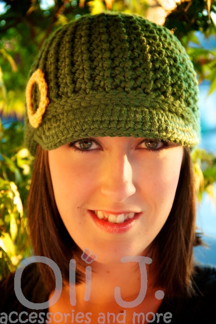 Women's College-Themed Brimmed Beanie - Green w/ Yellow
