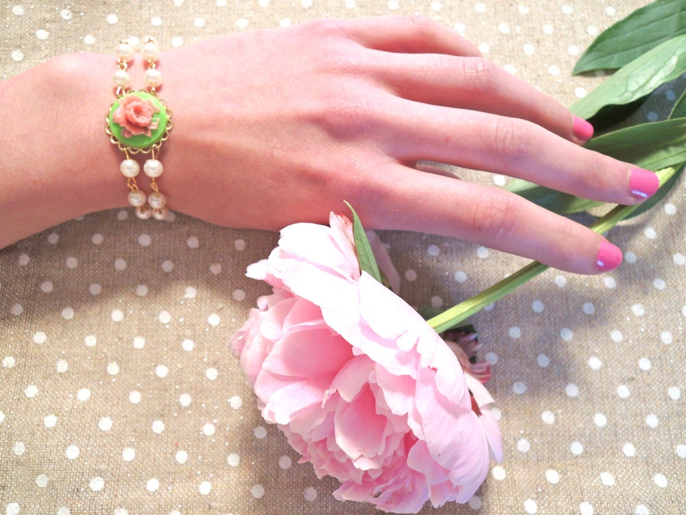 Faux-pearl and cameo bracelet . green and hot pink . Antoinette - rosesandruins
