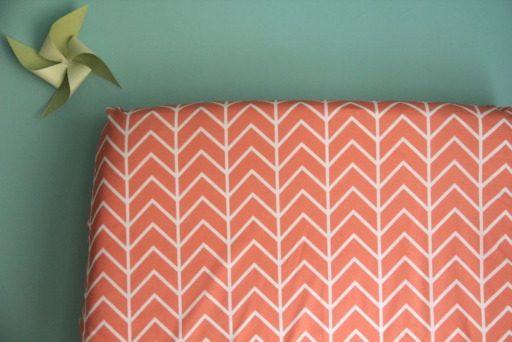 fitted crib sheet in coral chevrons (exclusive to iviebaby)