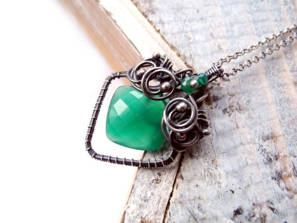 Emerald Green Onyx Necklace - Silver Wire Wrapping - Luxury Valentine's Day - Geometric Necklace - Celtic Fairytale - Romantic and Unique - NurrgulaJewellery