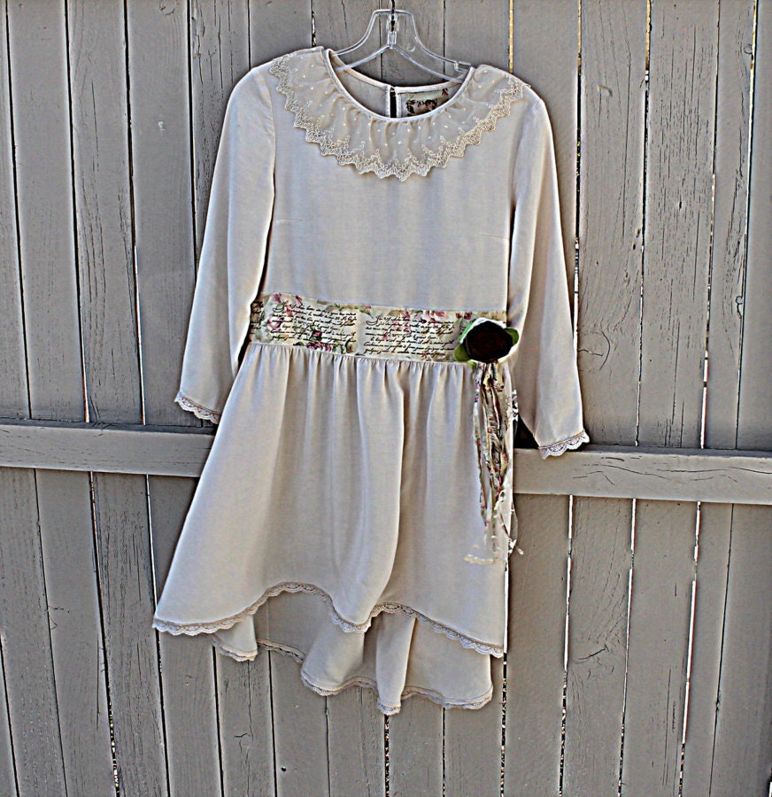 Women's  Cottage Chic Dress with Romantic Lace Accents / Alternative Rustic Wedding Clothing