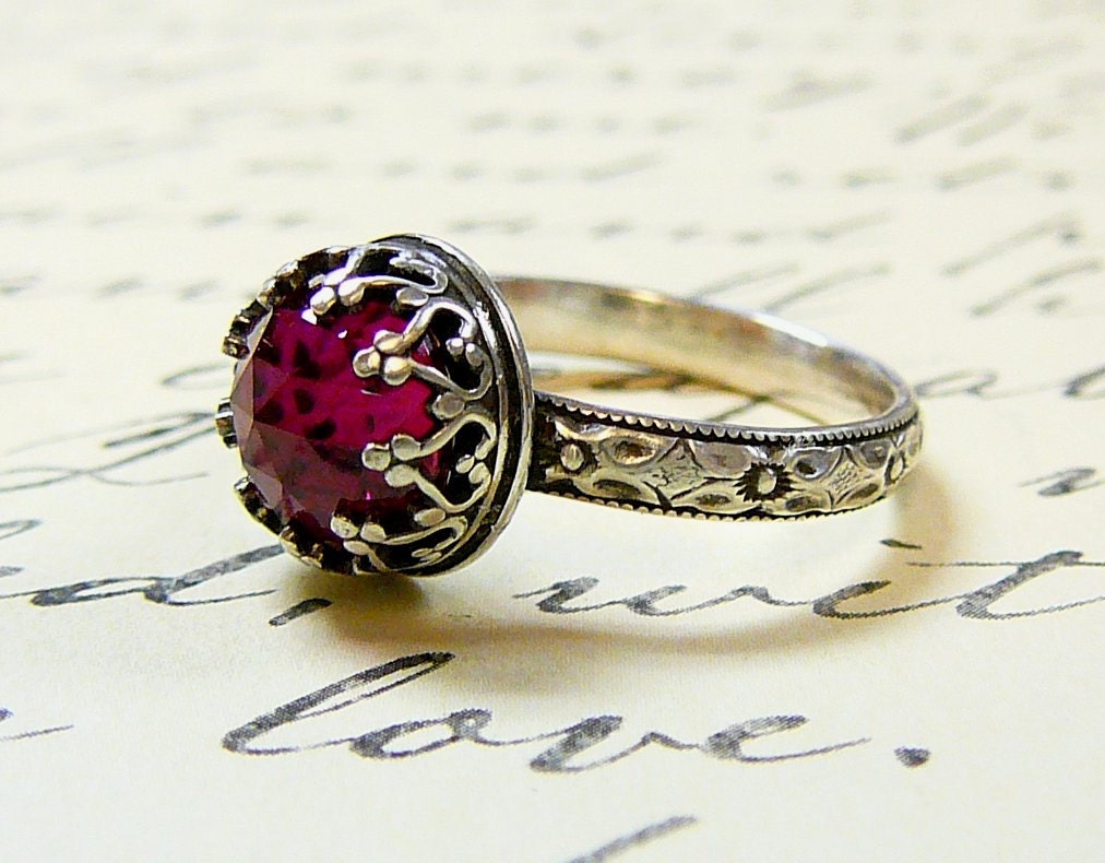 Beautiful Gothic Vintage Sterling Silver Floral Band Ring with Rose cut Ruby and Heart Bezel - EternalElementsShop