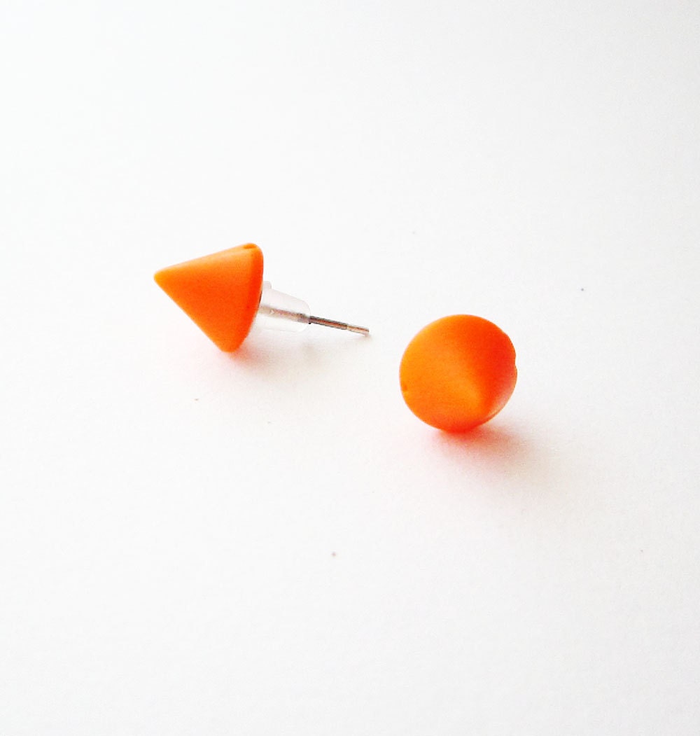 Orange spike stud earrings - Neon tangerine small cone post earrings - Neon orange earing studs - FREE SHIPPING - Akamatra
