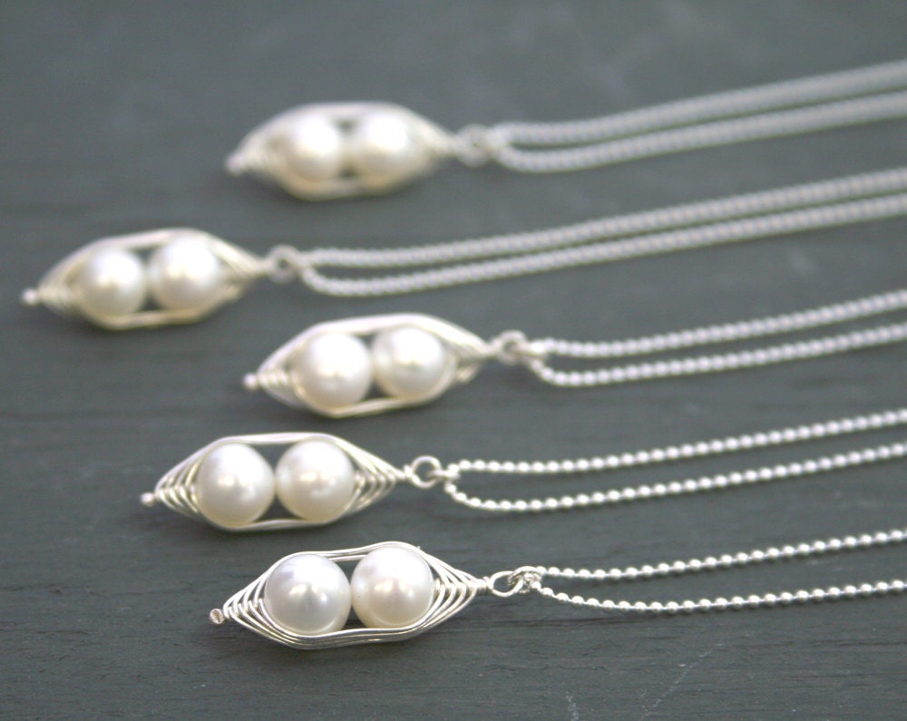 Bridesmaids gift necklaces, Peas in a Pod pendant necklace, white pearls