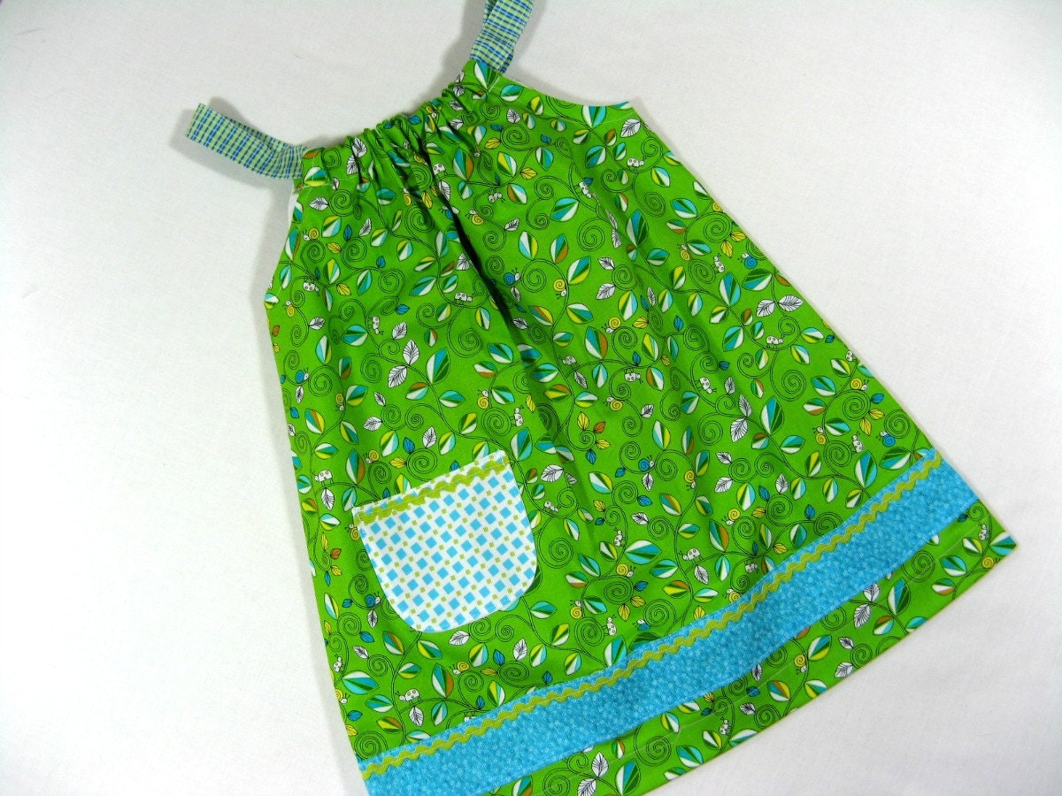 Toddler Girls Dress Size 3 with adjustable straps in Spring Green Print Jumper Sundress