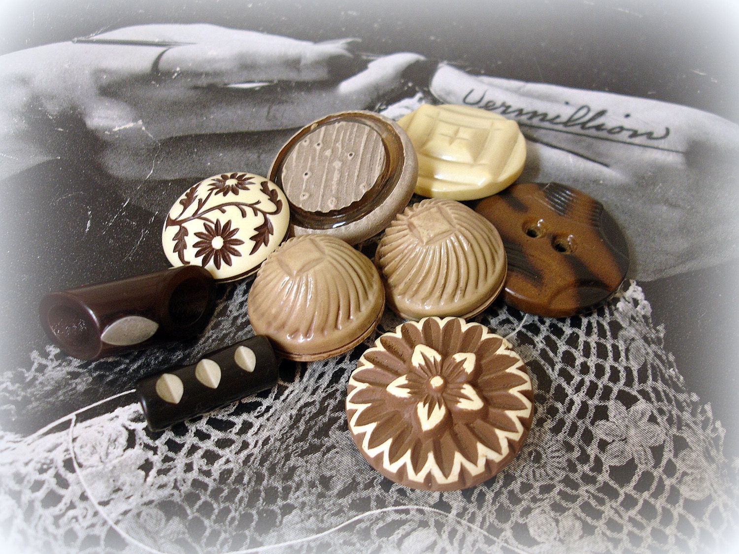 shades of brown vintage buttons . very vintage celluloid tight tops and buff celluloid with 2 toggles and a mid.century plastic