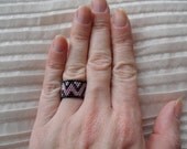 Pink and black beaded zig-zag ring.