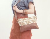 LEATHER STRAP. Brown leather removable strap.